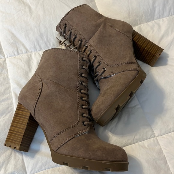 Chunky lace up boots NWOT - Picture 1 of 4